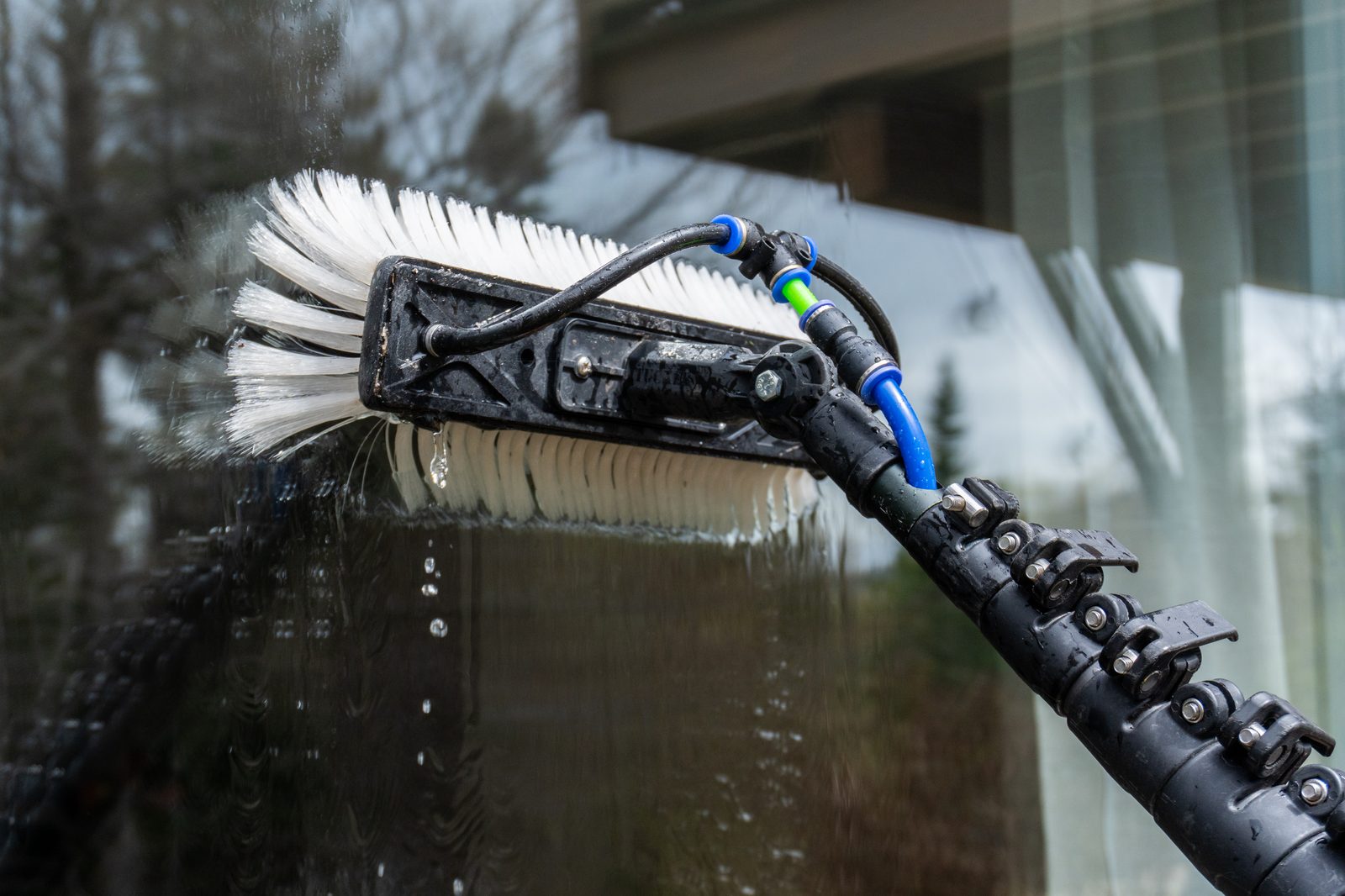 Lavage de vitres sur une résidence multi-étages à Québec, intérieur et extérieur